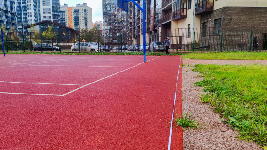 Измерение длины спортивной площадки с резиновым покрытием