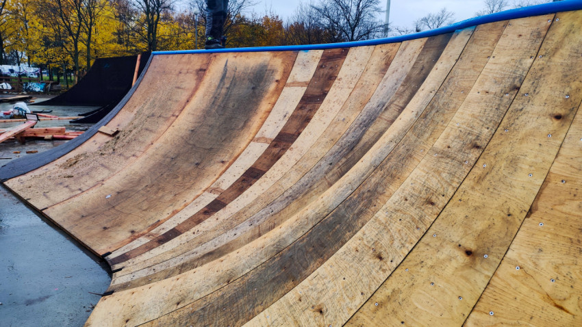 Фрагмент деревянной рампы на этапе строительства