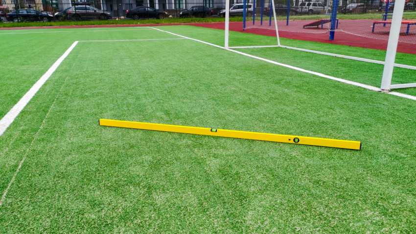 Проверка ровности искусственного покрытия у футбольных ворот