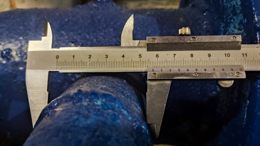 Замер диаметра отвода на трубопроводе штангенциркулем