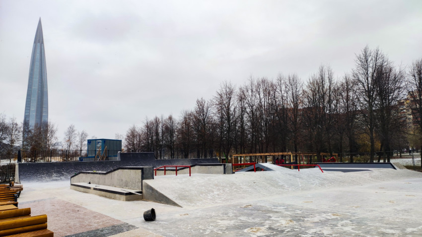 Скейт-парк в Санкт-Петербурге на фоне башни «Лахта Центр»