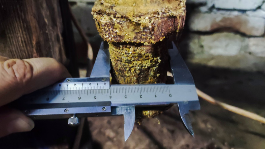 Измерение диаметра нижней части соединительного патрубка