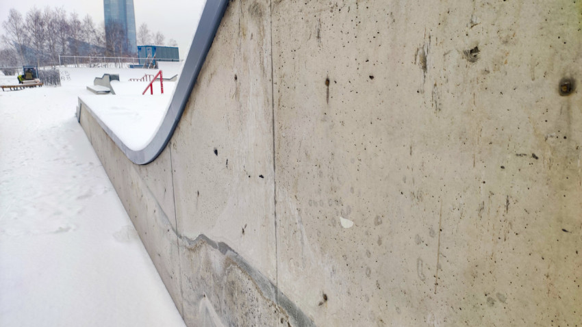 Бетонная поверхность скейтпарка крупным планом