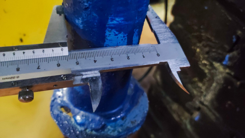 Контроль диаметра цилиндрического патрубка на фланцевом соединении