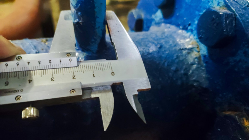 Контроль наружного диаметра ответвления трубопровода штангенциркулем