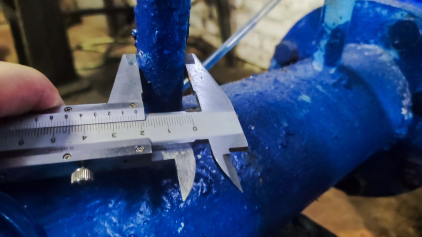 Измерение диаметра малого патрубка на горизонтальном трубопроводе