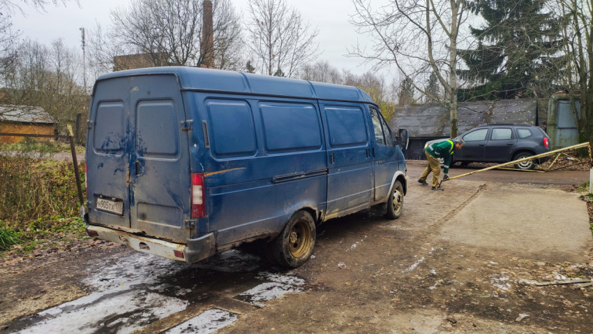 Грузовой фургон и работник на коммунальной площадке