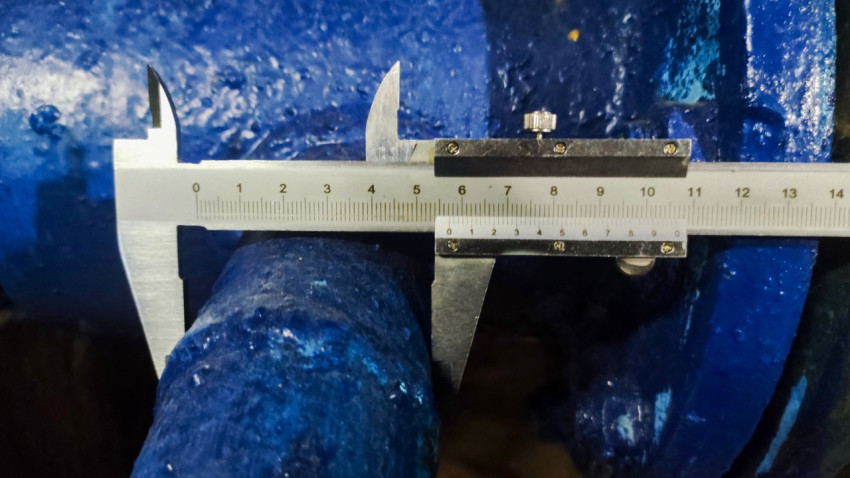 Замер диаметра дренажного отвода трубопровода