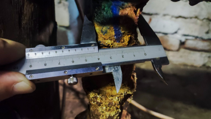 Контроль диаметра переходного участка трубы штангенциркулем