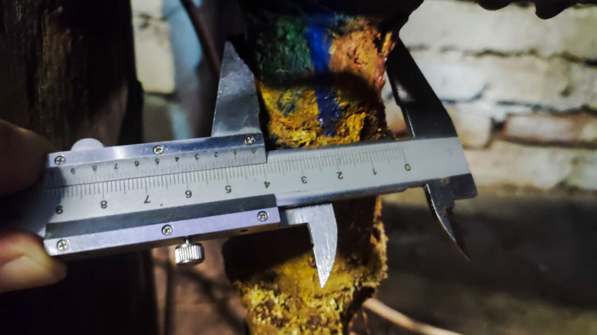 Контроль размеров вертикального патрубка при помощи штангенциркуля