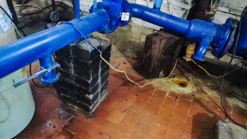 Трубопроводный участок с измерительным инструментом в контексте узла магистрали