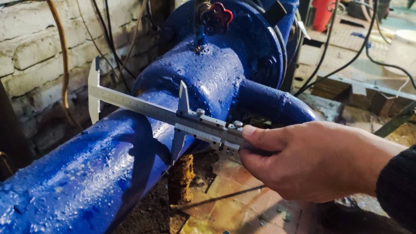 Измерение наружного диаметра трубопровода штангенциркулем