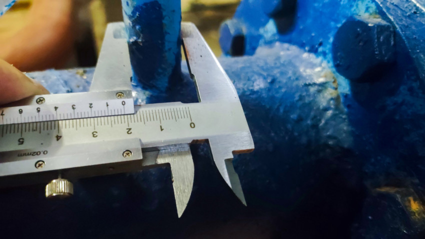 Измерение диаметра участка трубы у фланцевого соединения