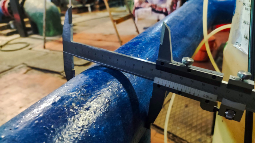 Процесс измерения наружного диаметра стальной трубы