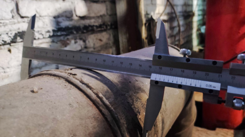 Измерение диаметра трубопровода штангенциркулем