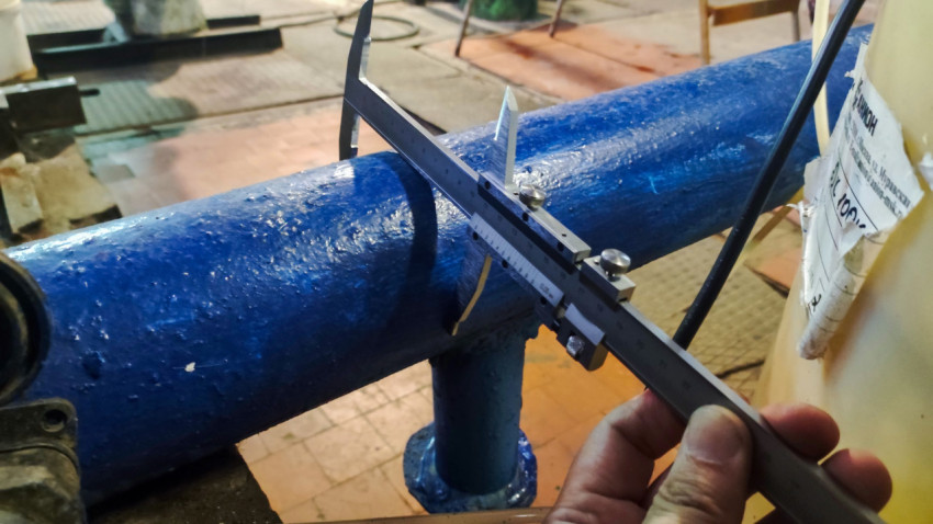 Замер наружного диаметра трубопровода штангенциркулем