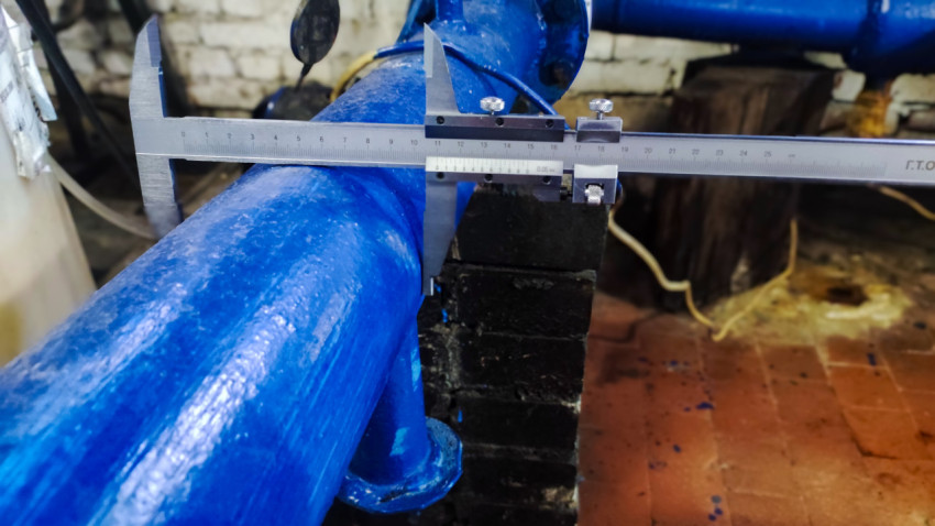 Штангенциркуль при измерении диаметра трубопровода