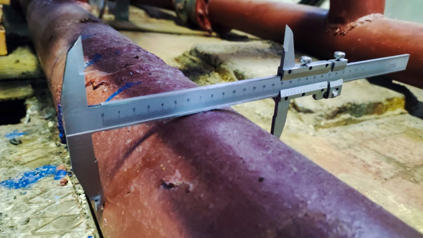 Замер наружного диаметра стальной трубы на красной линии трубопровода