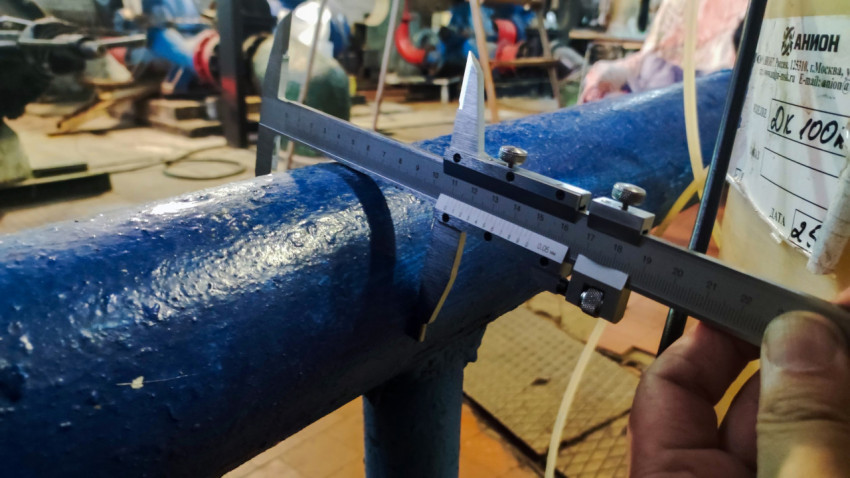 Контроль диаметра трубы с использованием штангенциркуля