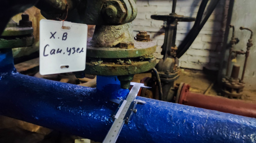 Трубопровод ХВС санитарного узла с замером наружного диаметра штангенциркулем