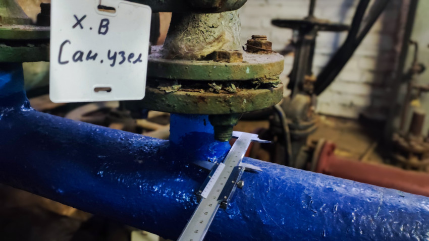 Участок трубопровода ХВС санитарного узла с замером штангенциркулем