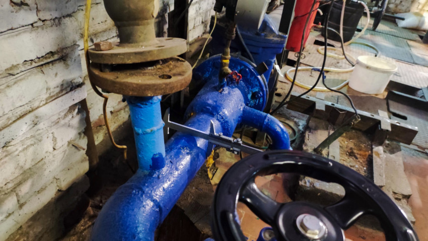 Контроль диаметра трубопровода с использованием штангенциркуля