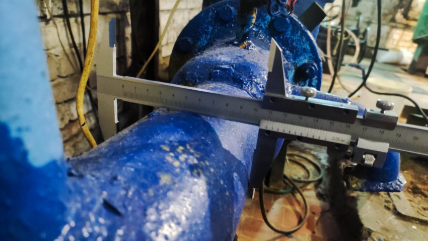 Штангенциркуль при контроле наружного диаметра трубы