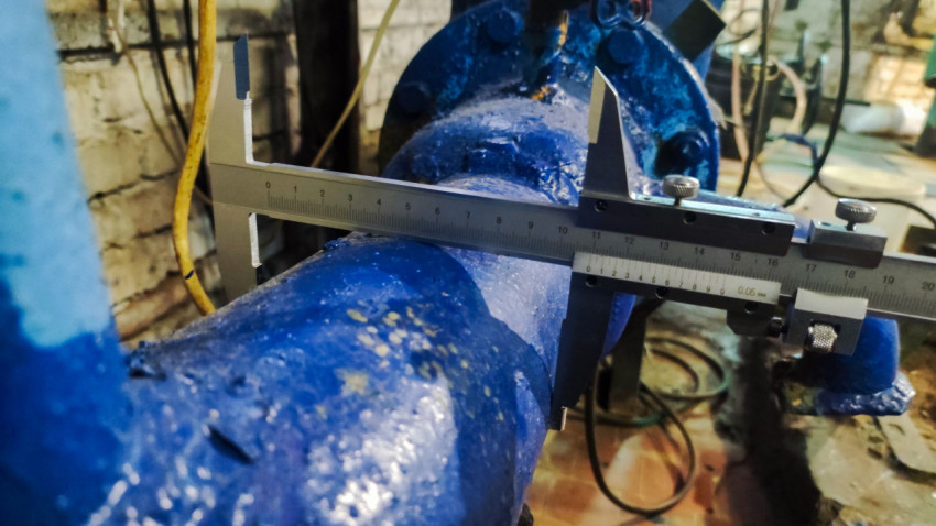 Процесс измерения наружного диаметра трубной линии