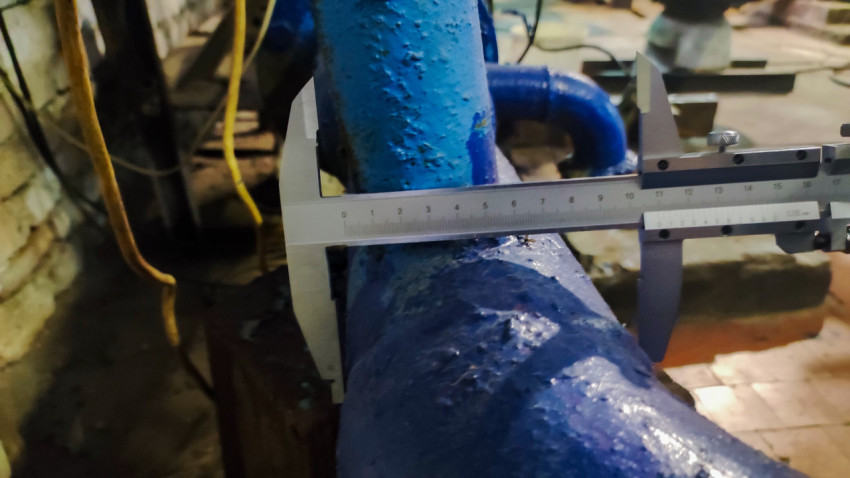 Измерение наружного диаметра стальной трубы штангенциркулем