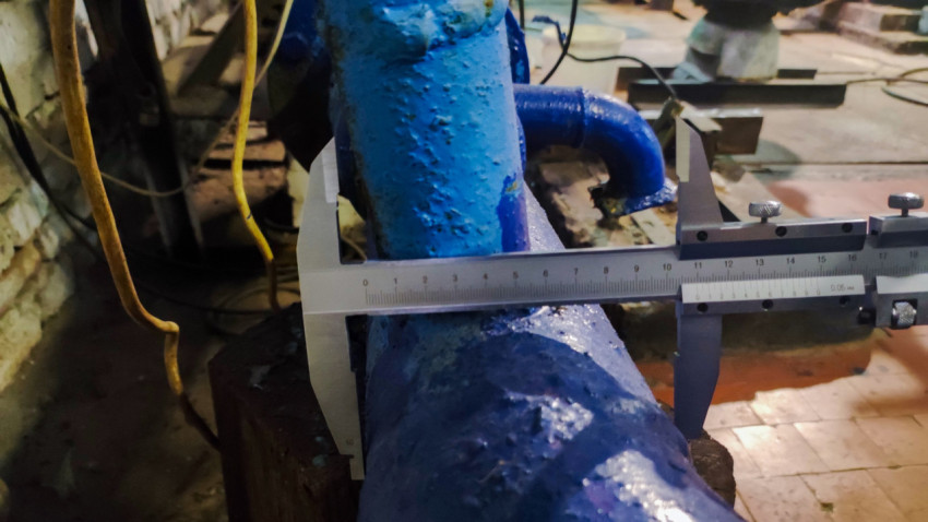 Проверка геометрии трубы с помощью штангенциркуля вблизи соединительного узла