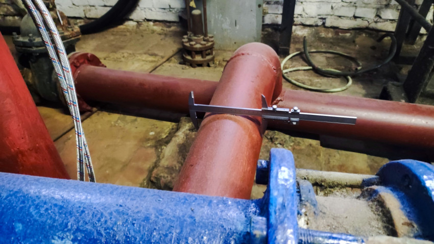 Измерение наружного диаметра на красной линии трубопровода штангенциркулем
