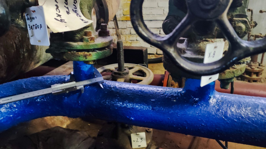 Узел холодного водоснабжения санузла с замером трубы штангенциркулем