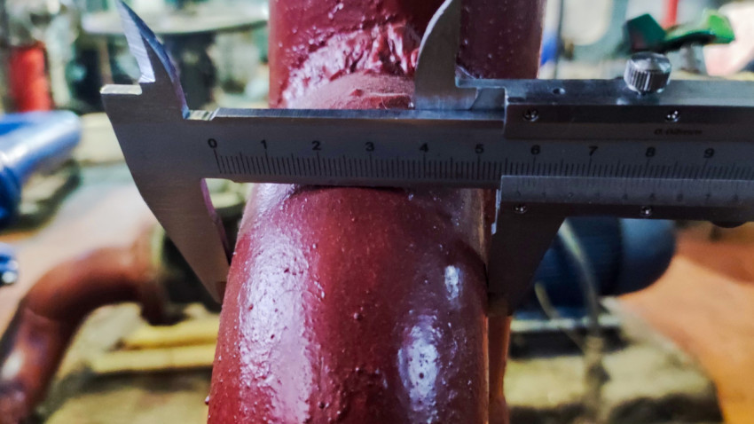 Замер наружного диаметра участка трубопровода штангенциркулем