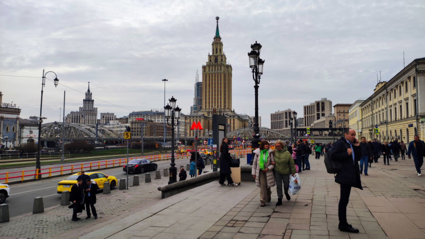 Комсомольская площадь и гостиница «Ленинградская» в Москве