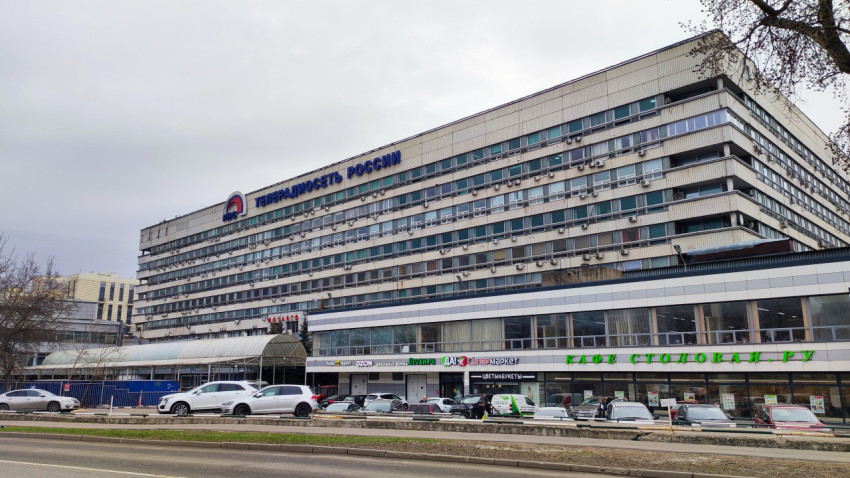 Здание «Телерадиосеть России» у проезжей части