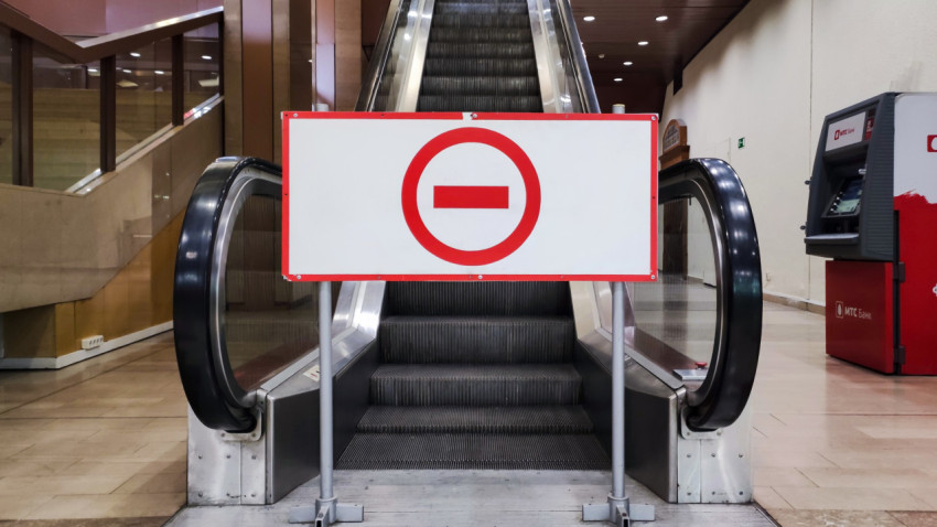 Закрытый эскалатор с предупреждающим знаком