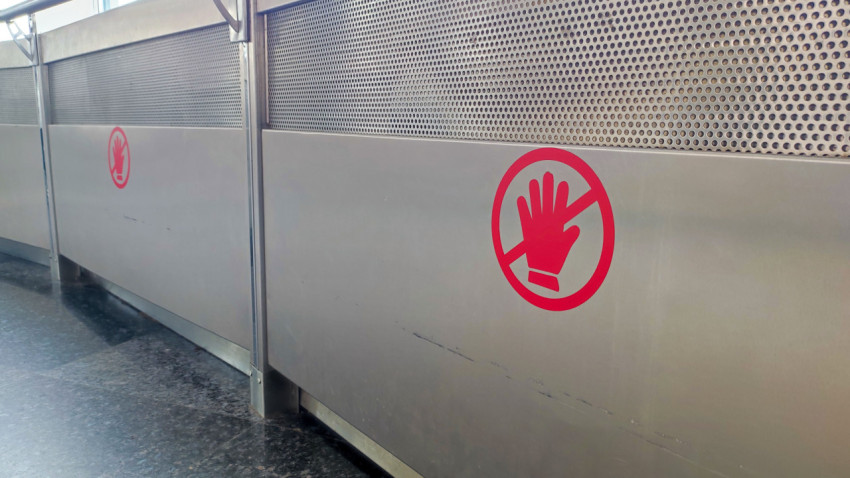 Металлическое ограждение с предупреждающим пиктограммами «Не прикасаться»