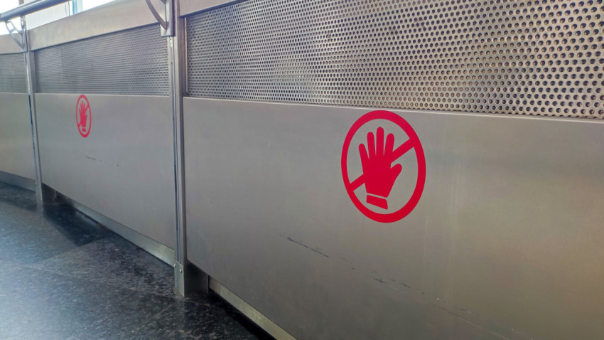 Знак «не прикасаться» на металлическом ограждении