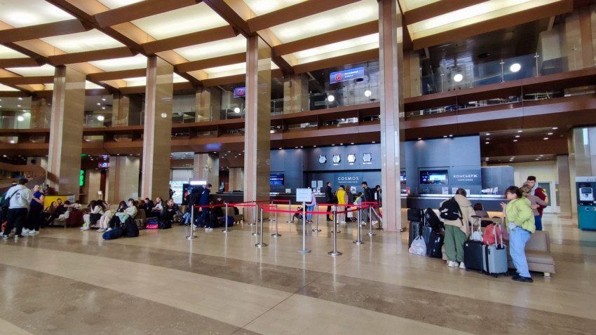 Холл гостиницы «Космос» с зоной ожидания и стойкой ресепшен