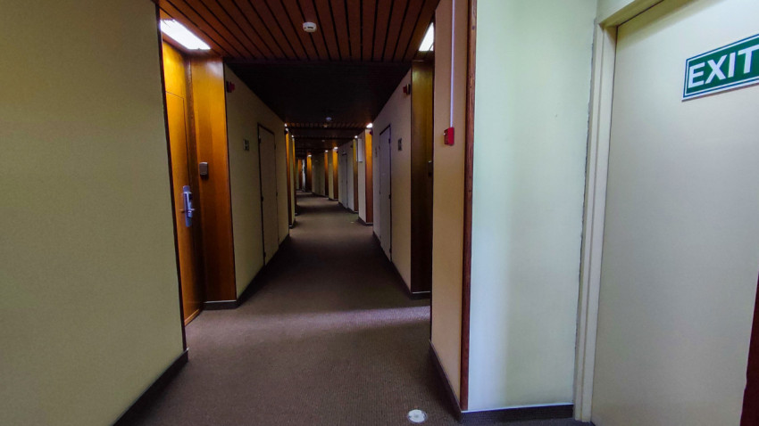 Гостиничный коридор с номерами в отеле Cosmos