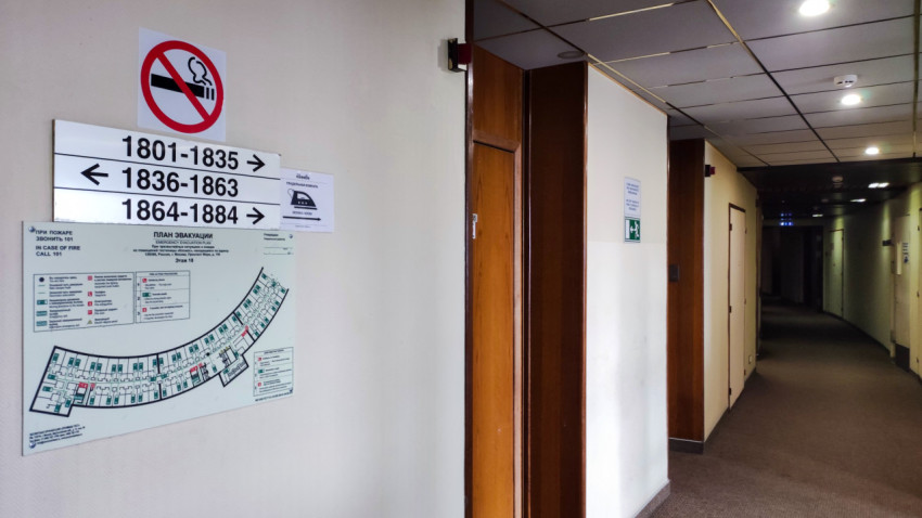 Коридор гостиницы «Космос» с указателями и планом эвакуации