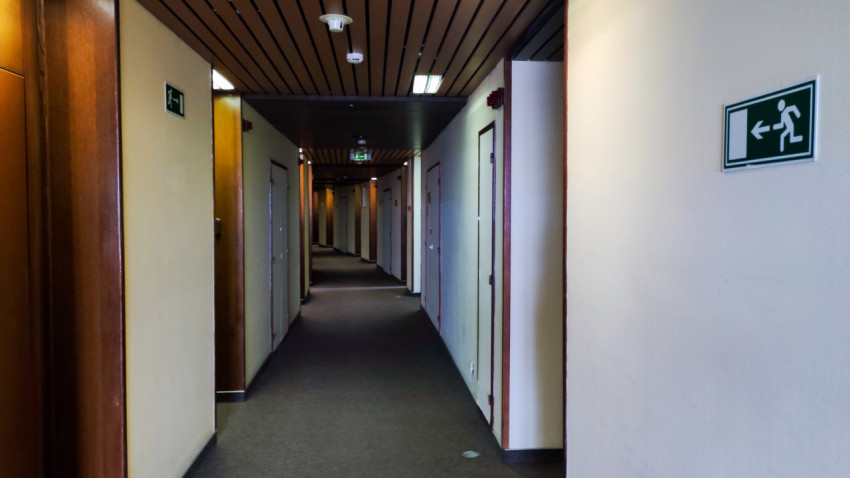 Коридор гостиницы «Космос» с указателями эвакуации