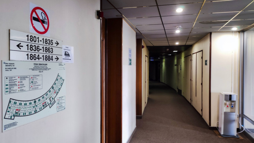 Коридор гостиницы с планом эвакуации и указателями номеров