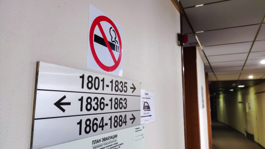 Указатели номеров и запрет курения в гостиничном коридоре