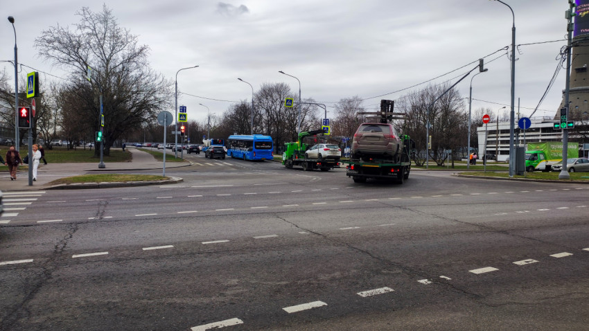 Перекрёсток с эвакуацией автомобилей в городских условиях
