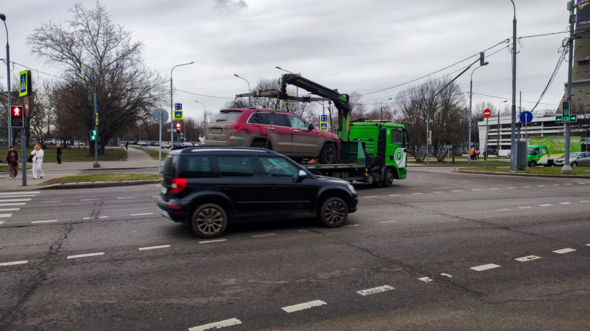 Эвакуация автомобиля на городском перекрёстке