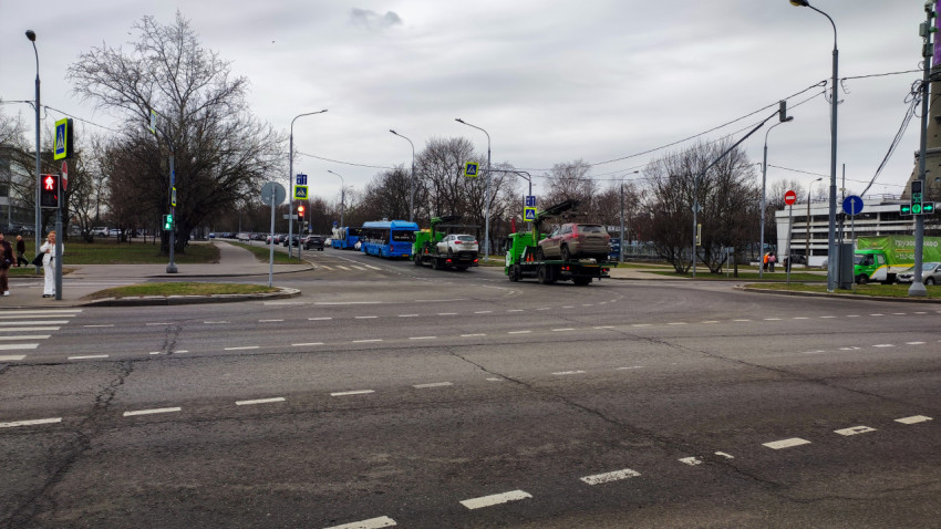 Перекрёсток с эвакуацией автомобилей и общественным транспортом