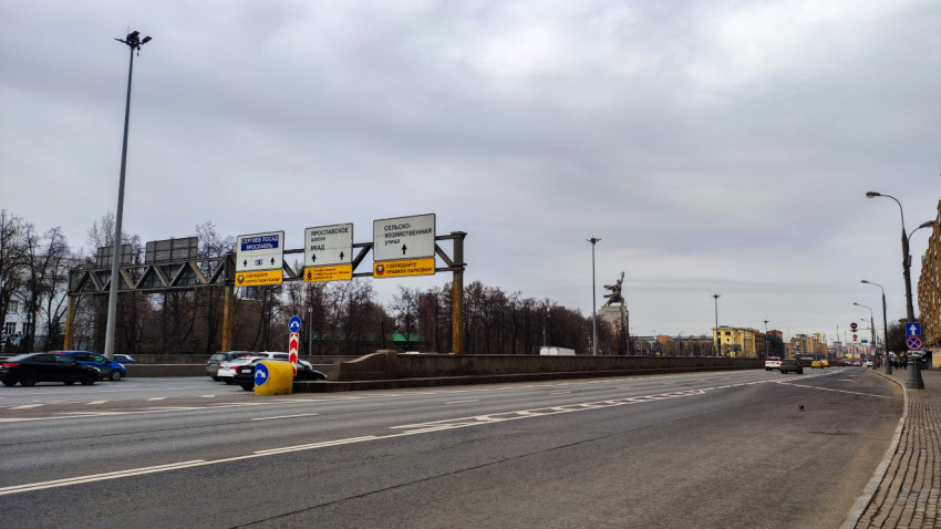 Дорожные указатели и вид на скульптуру «Рабочий и колхозница»