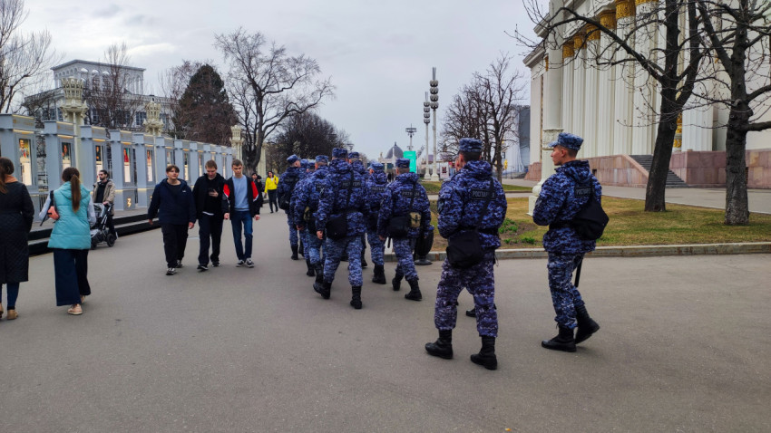 Патруль Росгвардии у павильона на ВДНХ