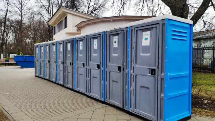 Ряд передвижных санитарных кабин на пешеходной площадке